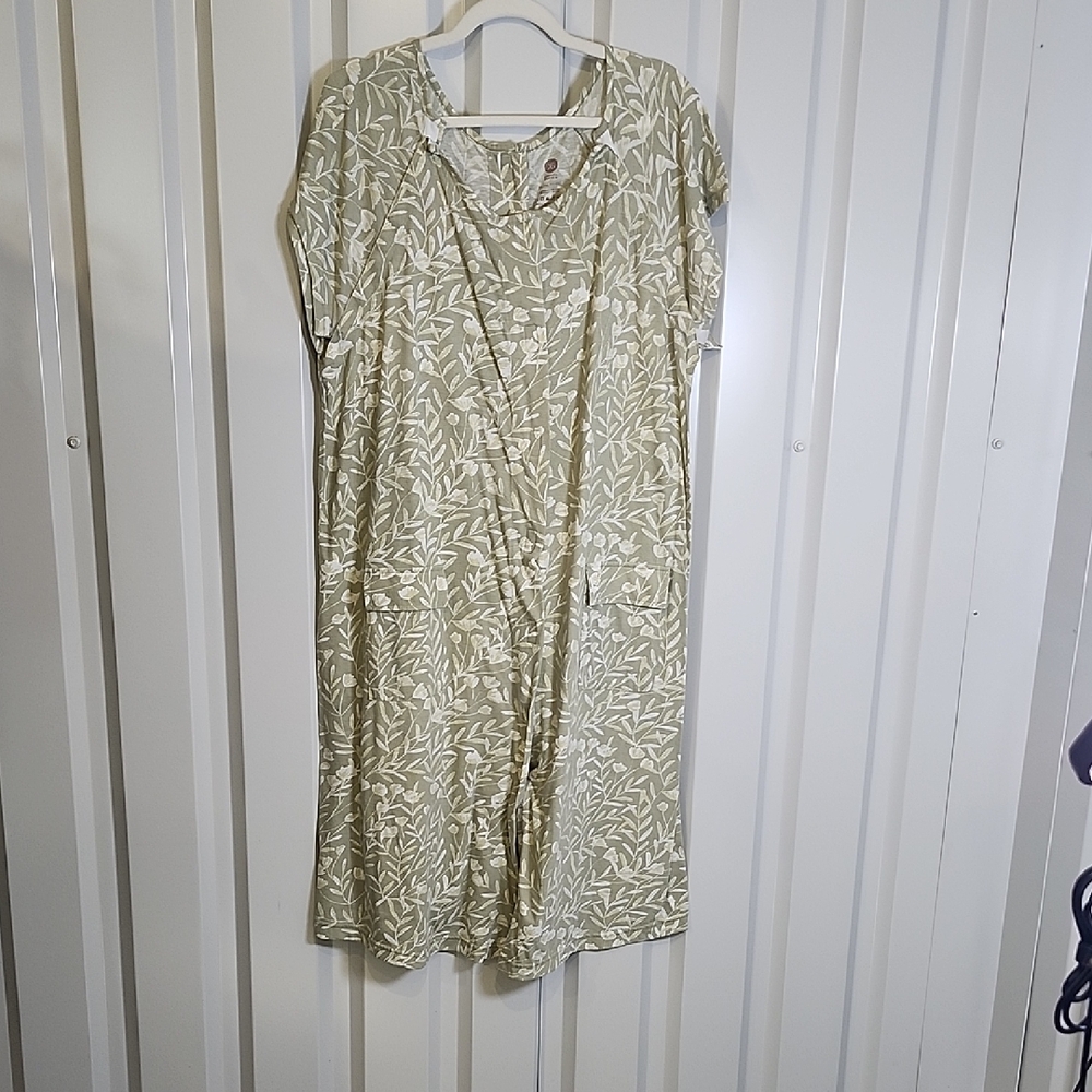 Kindred Bravely Light Sage & White Floral Nursing Robe